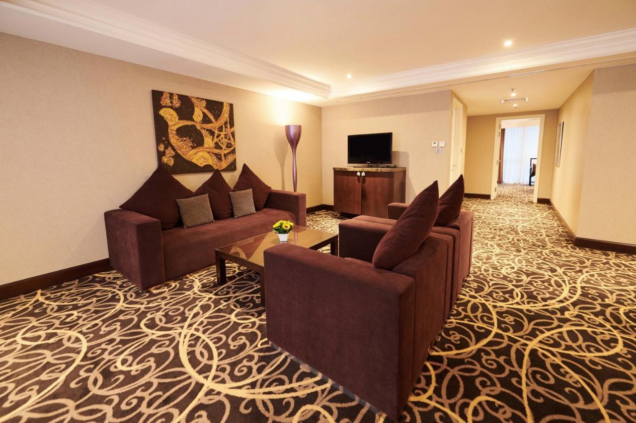Eastin Grand Hotel Saigon Ho Chi Minh City Exterior photo A suite at the hotel