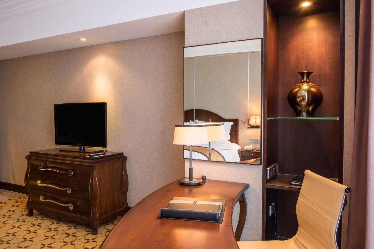 Eastin Grand Hotel Saigon Ho Chi Minh City Exterior photo A room at the hotel