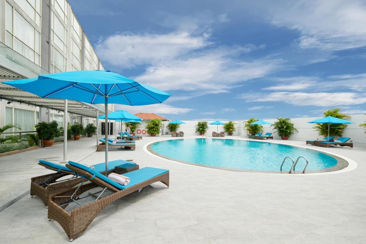 Eastin Grand Hotel Saigon Ho Chi Minh City Exterior photo Pool at the hotel