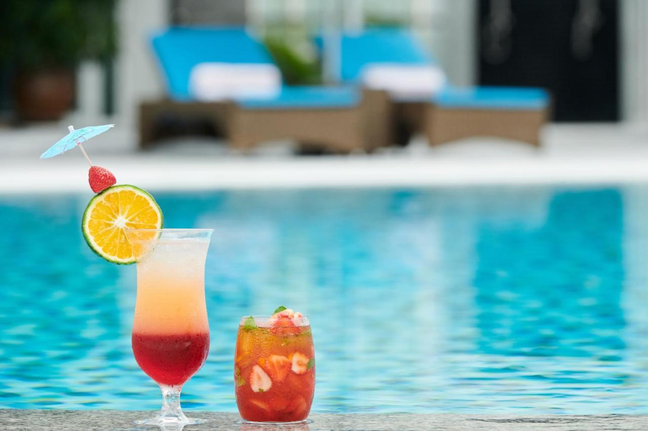 Eastin Grand Hotel Saigon Ho Chi Minh City Exterior photo Poolside drinks