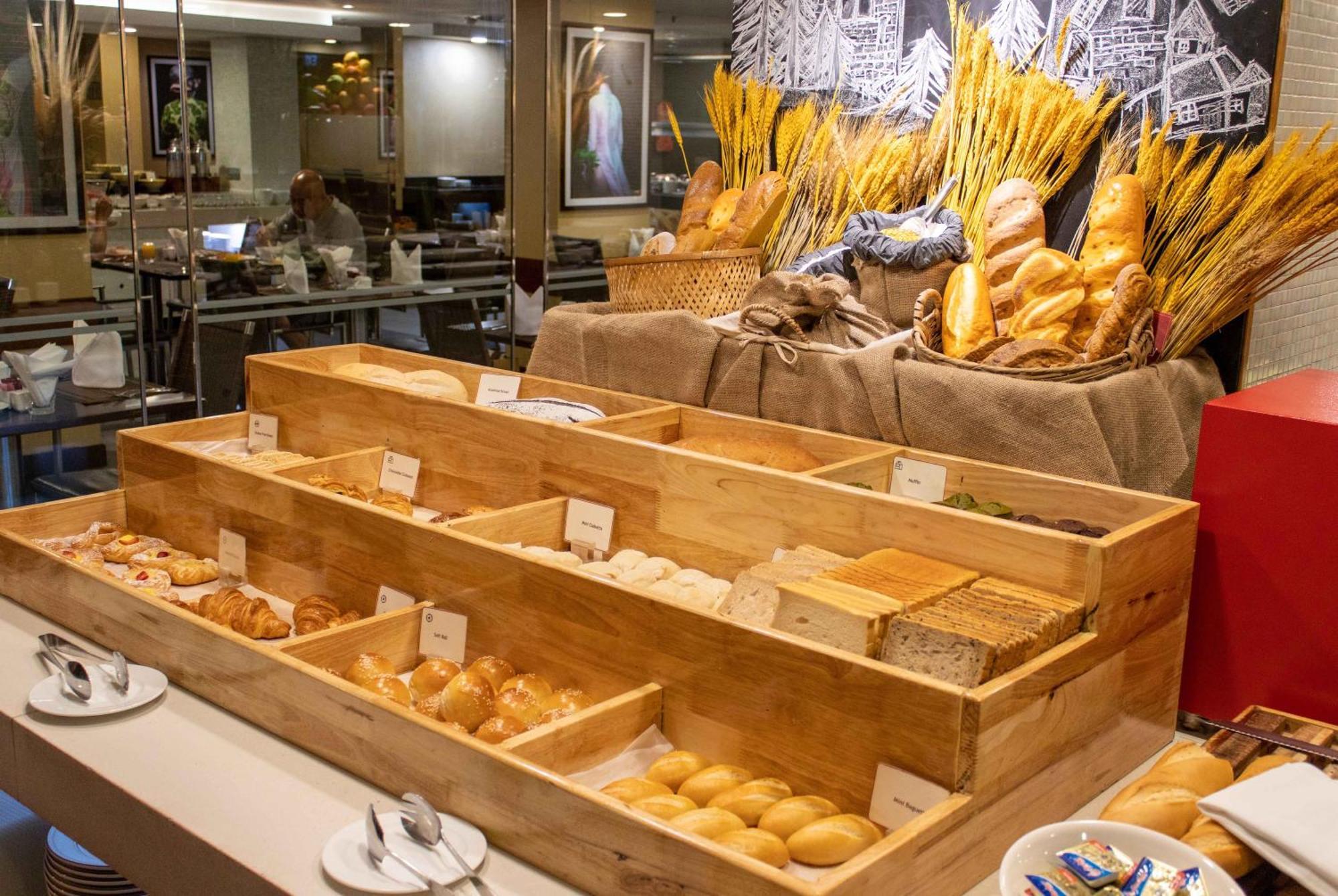 Eastin Grand Hotel Saigon Ho Chi Minh City Exterior photo Bread station