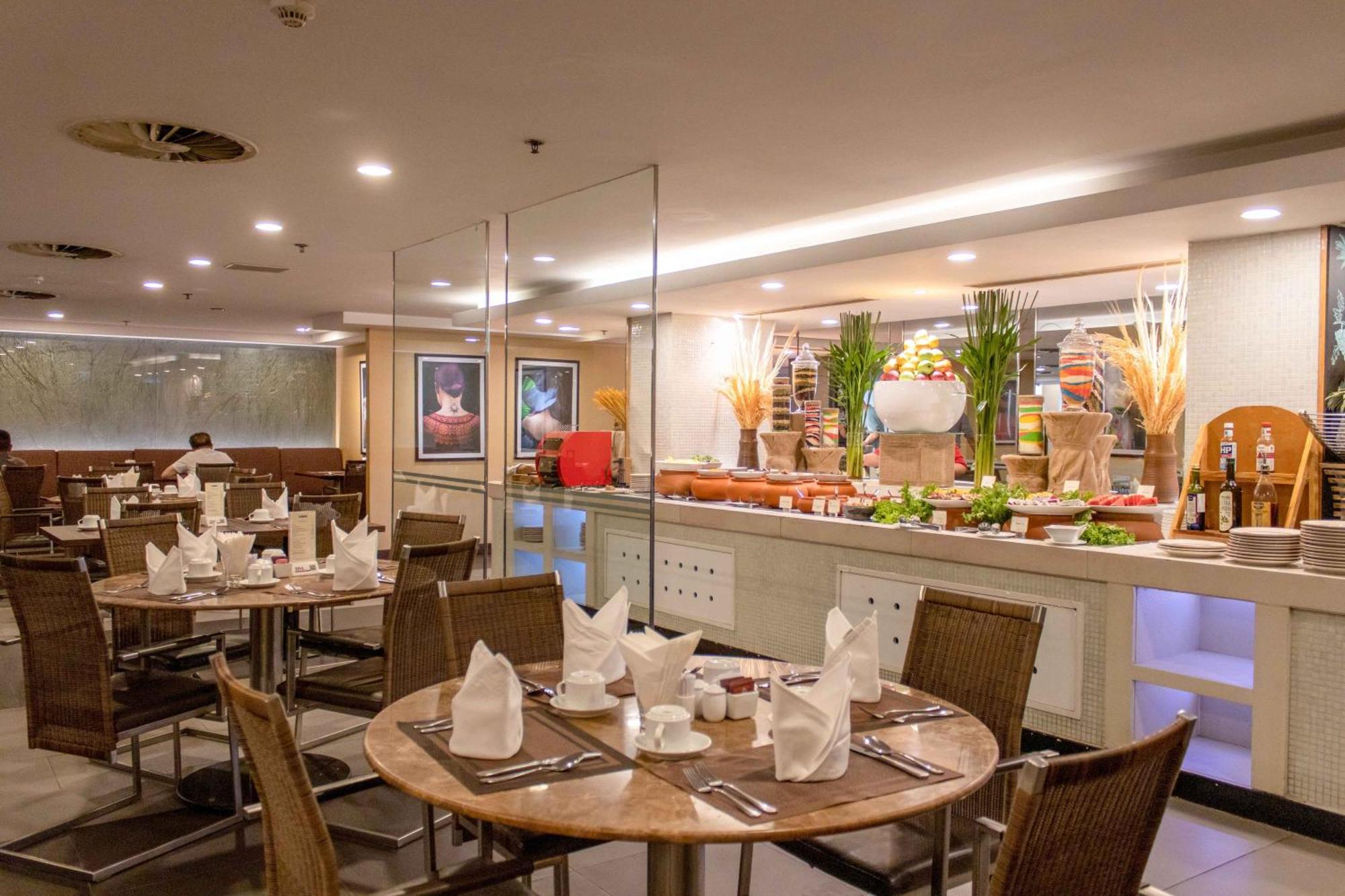 Eastin Grand Hotel Saigon Ho Chi Minh City Exterior photo The restaurant