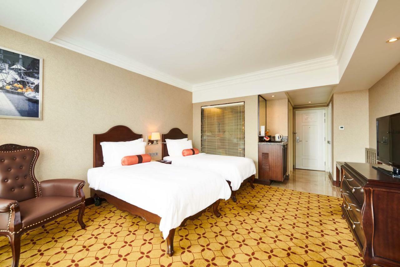 Eastin Grand Hotel Saigon Ho Chi Minh City Exterior photo Deluxe Room